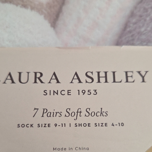 Laura Ashley NWT Heart-Shaped Box Fuzzy Socks in Pink and White - Picture 2 of 5